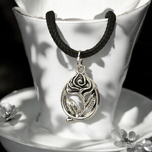 5 For $25💫Silver Bohemian Rose Pendant Necklace